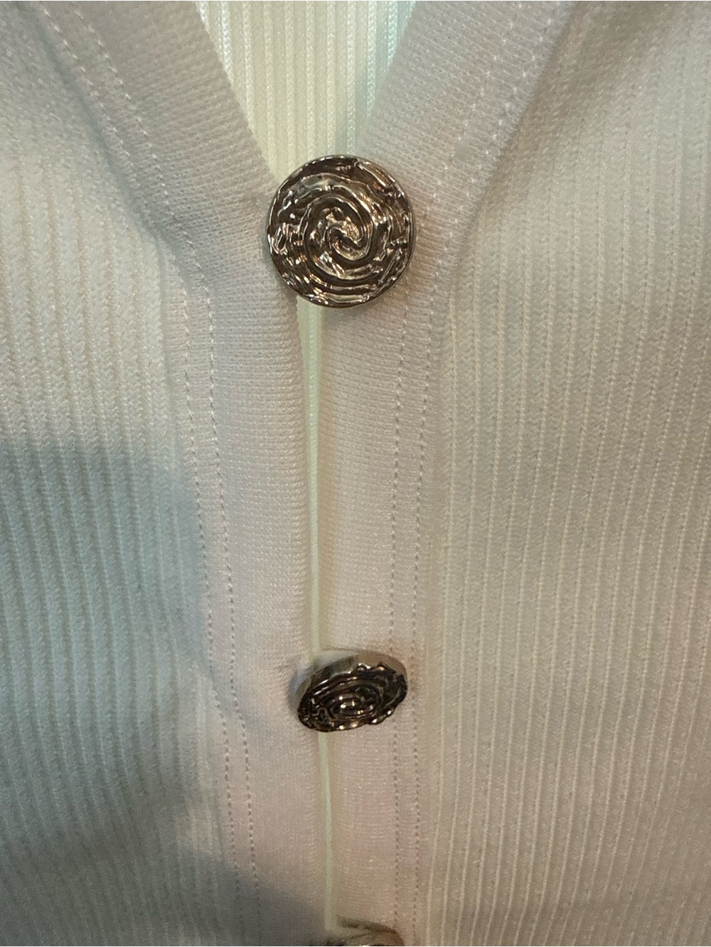 H&M Cream Ribbed V-Neck Button Tank - Picture 3 of 4